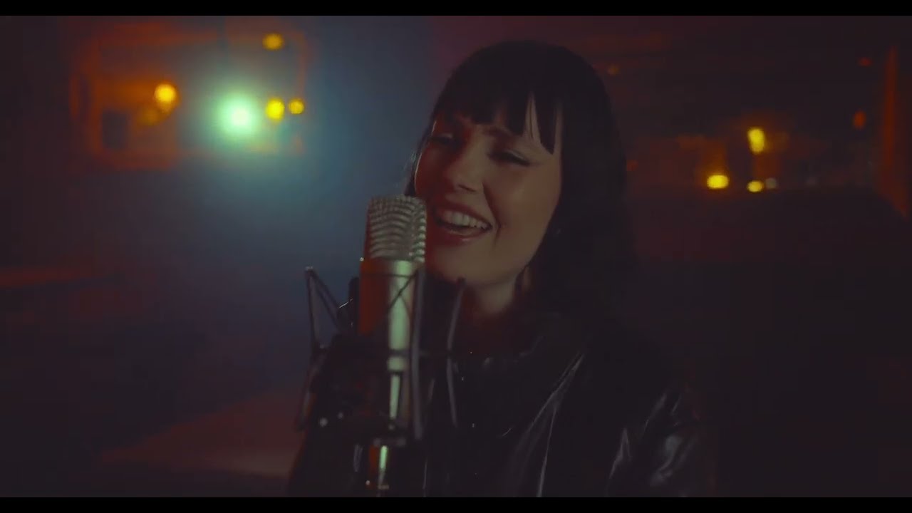 IVA – CALL ME QUEEN (Acoustic Version)