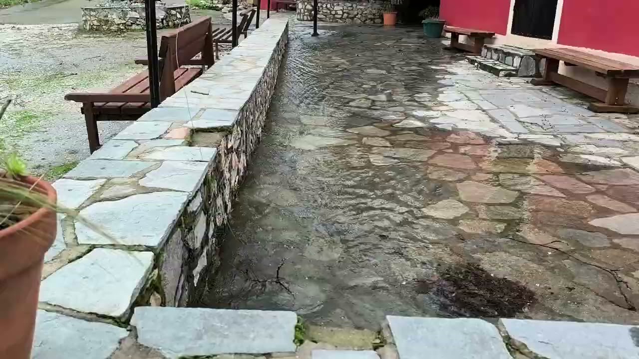 Τρέχει! Τρέχει! Τρέχει το νερό!..