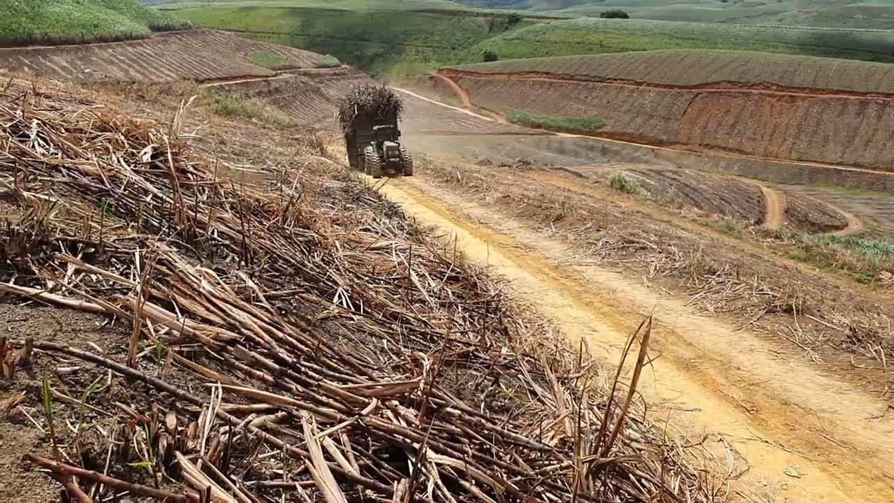 Trator bh180 na press&atilde;o pra subir ladeira com reboque