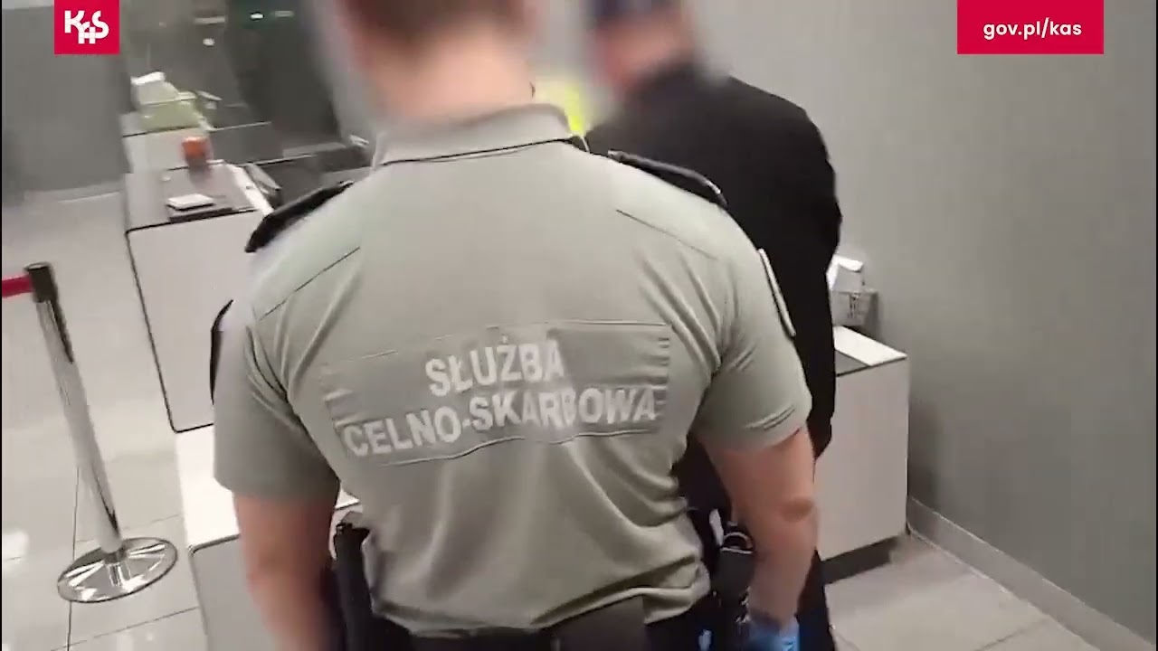 (audiodeskrypcja) KAS zatrzymała ponad 70 kg narkotyków na warszawskim lotnisku