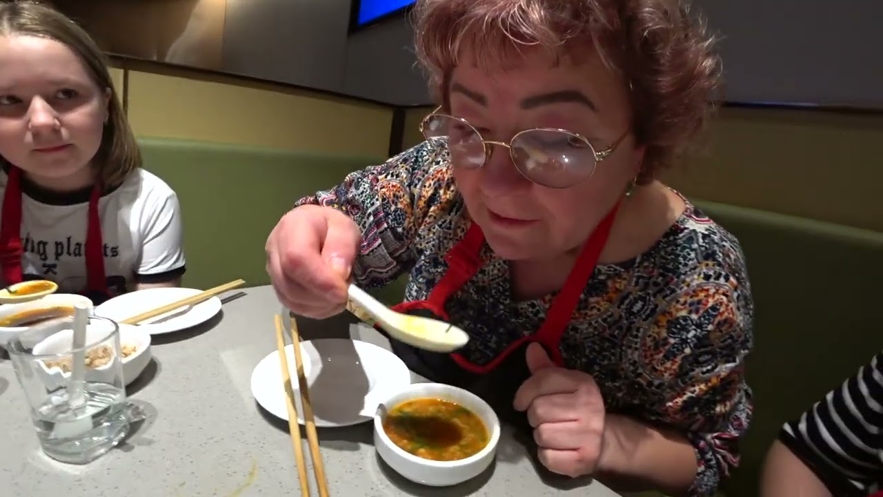 ЕДА В КИТАЕ 🇨🇳 ХОТ ПОТ С ТЕЩЕЙ 🍲 HAIDILAO