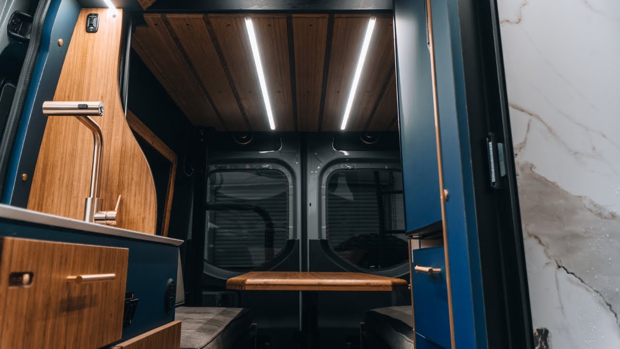 Экскурсия по переоборудованному в роскошный микроавтобус Sprinter: просторная душевая кабина и дв...