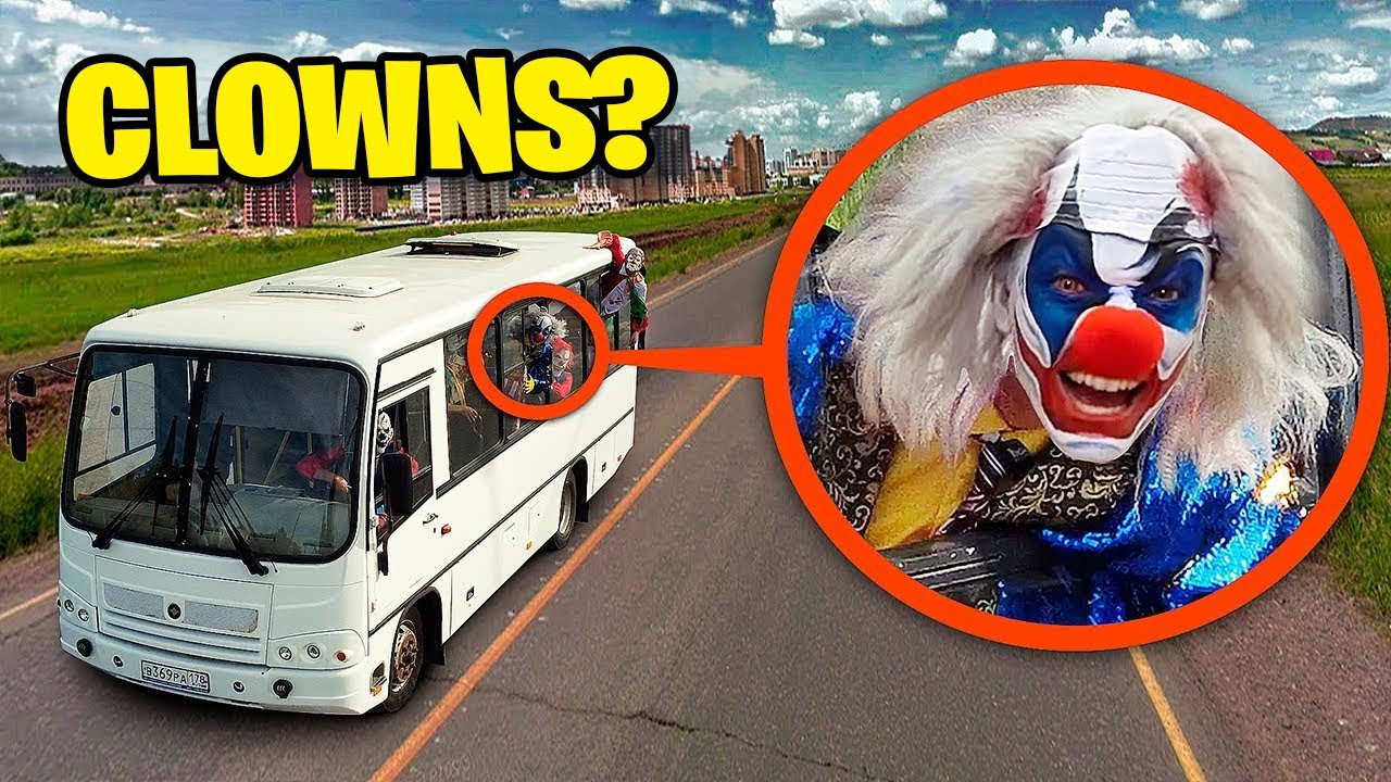 Si tu vois ce bus scolaire rempli de CLOWNS, ne le dépasse pas ! Éloignez-vous VITE !