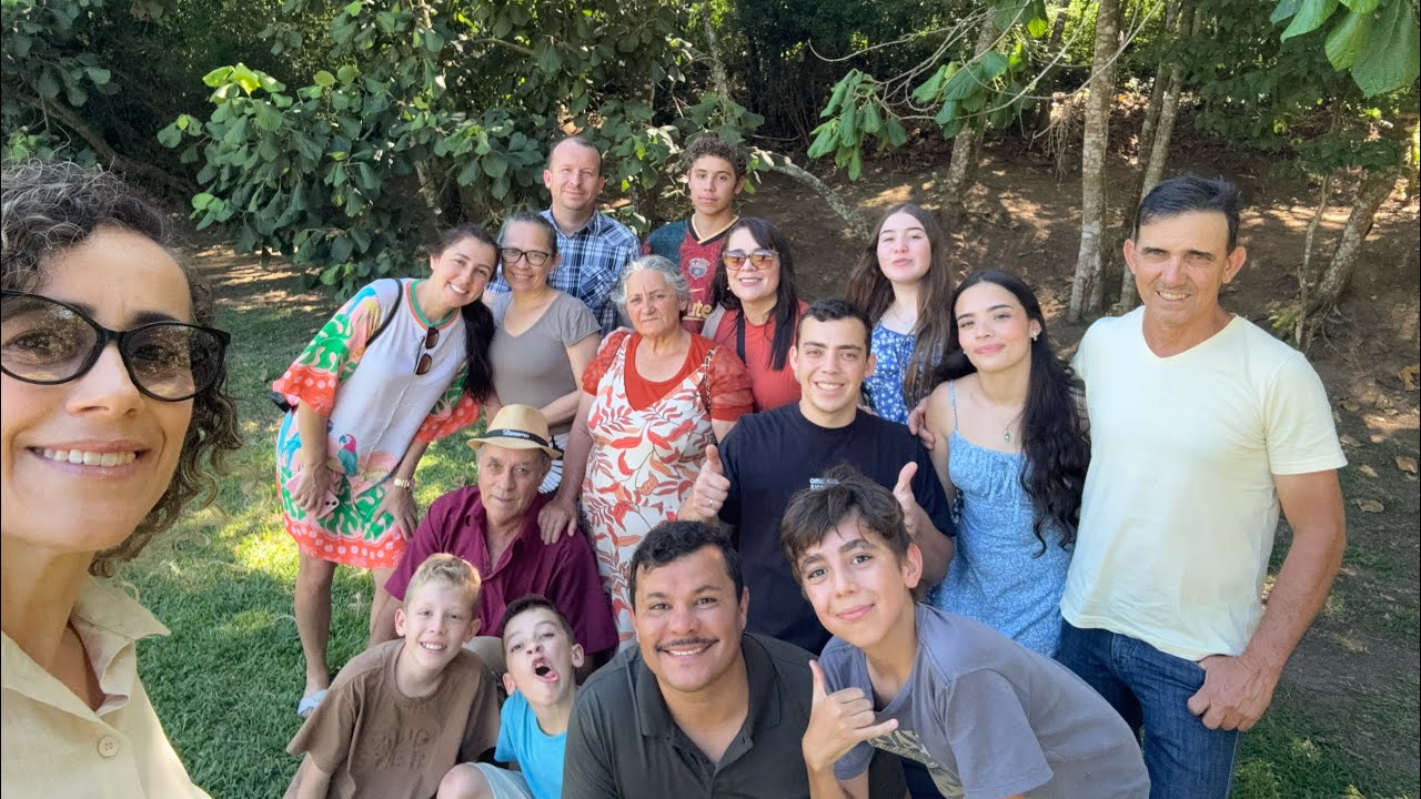 FELIZ ANIVERSÁRIO-COMEMORANDO EM FAMILIA 