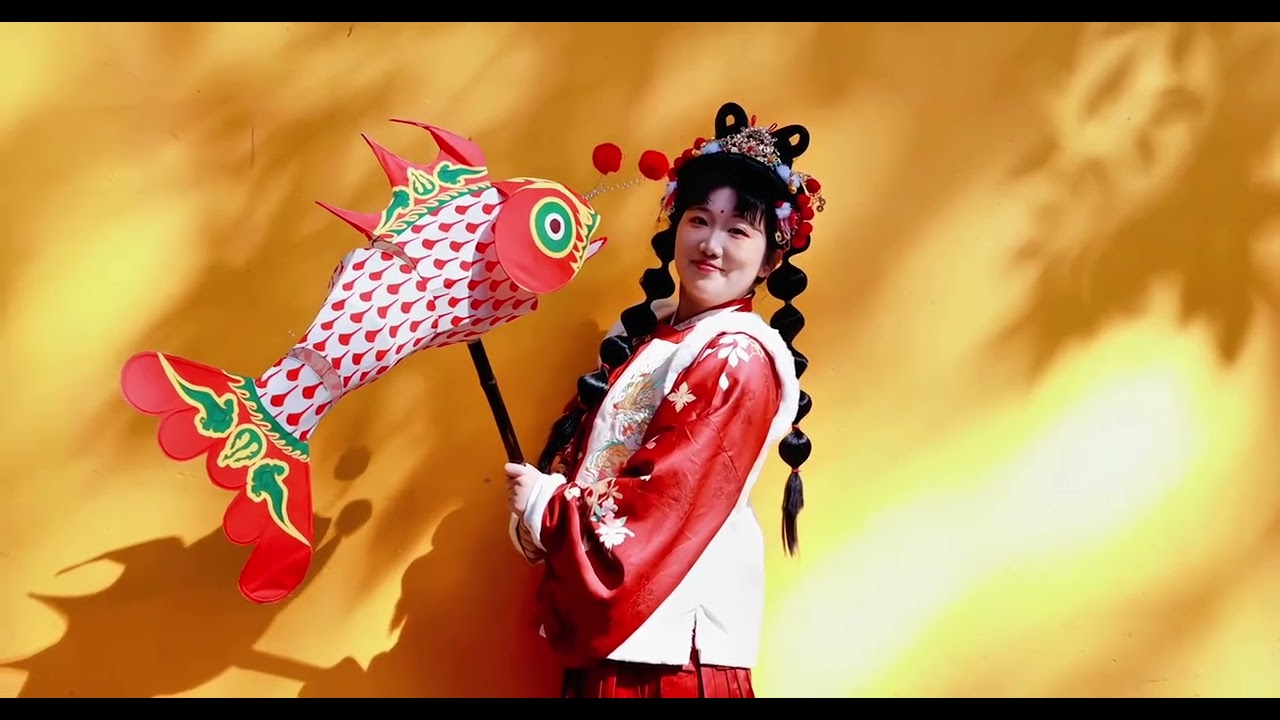 新年快乐！众生同乐嘞～#年味浓起来 #穿汉服过年 #除夕快乐 #马上更新家乡年味 #原来穿上古装也可以这么美 抖音：晓风残月