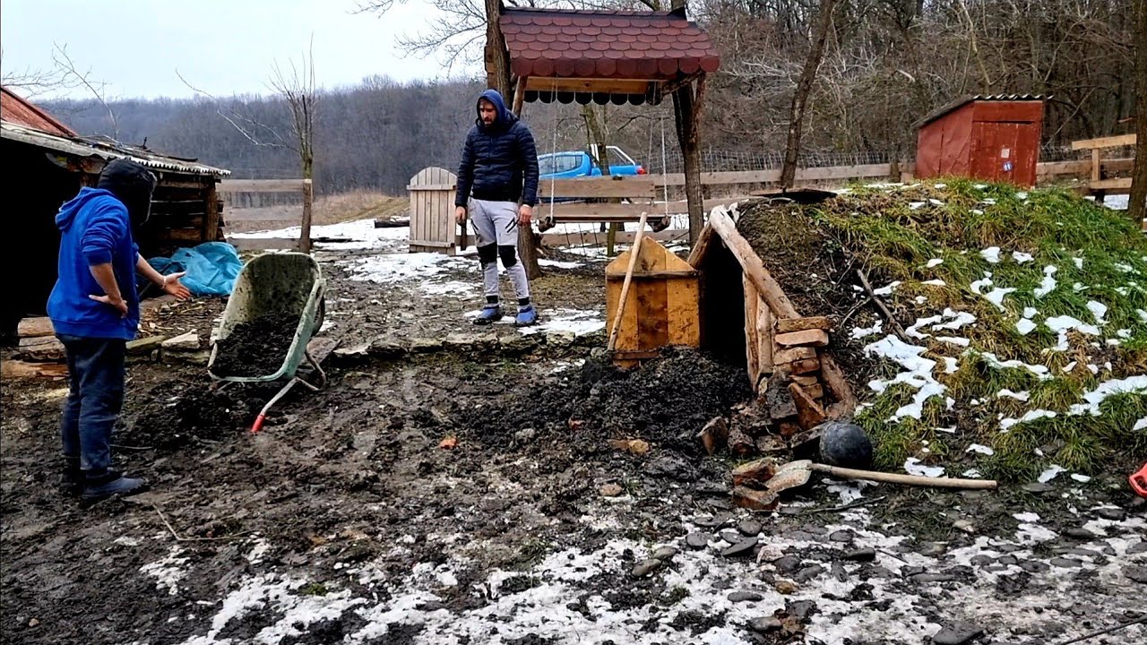 Sapam și caram pământul de la beciul de la casuta din padure !