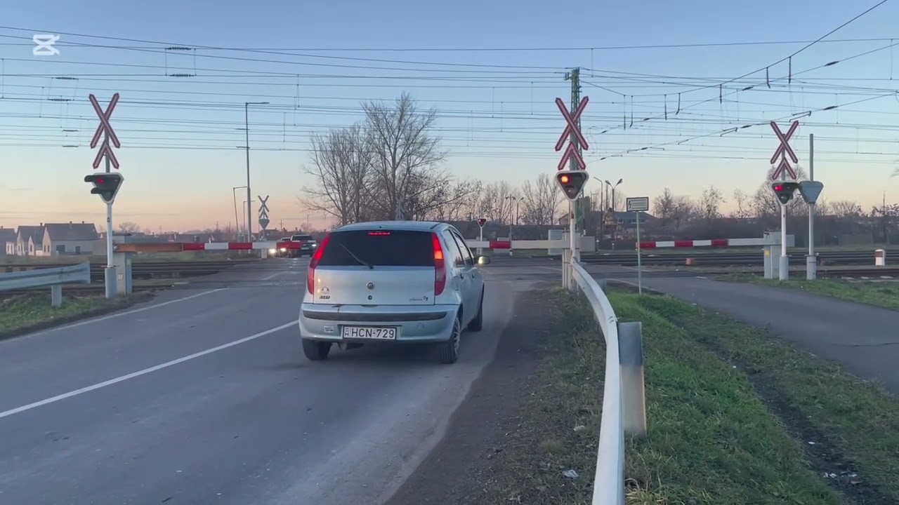 Passaggio a livello di Gyarmati út accanto alla stazione di karcag. SPECIALE 72 ISCRITTI