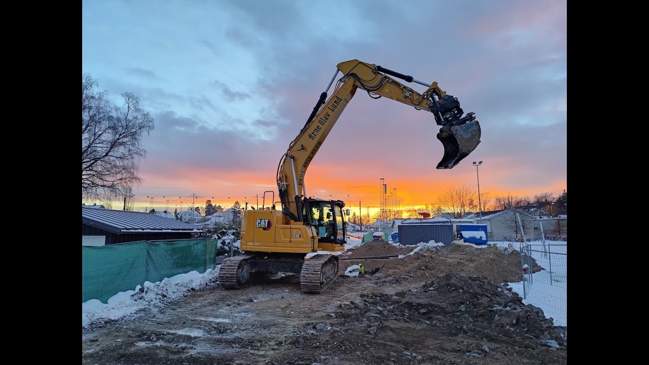 CAT 335 Next gen. Laying concrete pipes in a deep ditch . 5.1.2022
