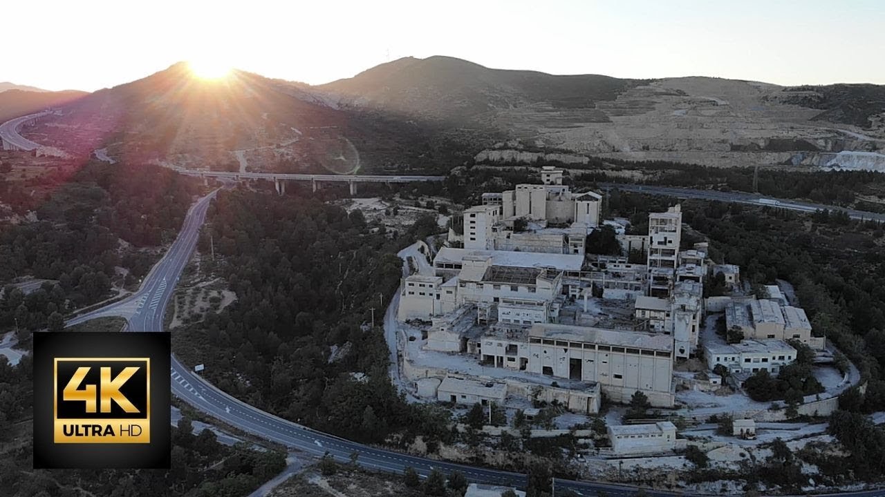 Lugares abandonados: antigua cementera de Buñol (Valencia) a vista de drone - 4K