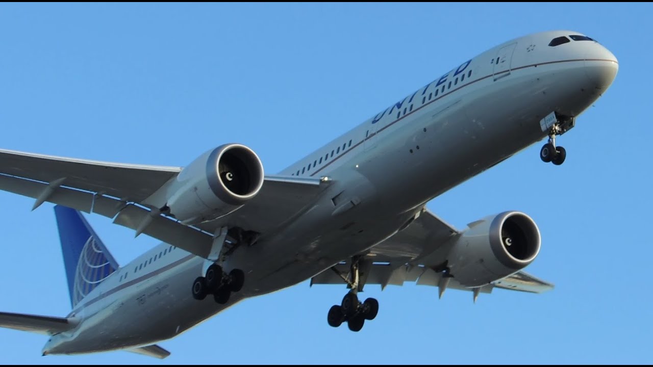 United Airlines Boeing 787-9 [N13954] landing in LAX