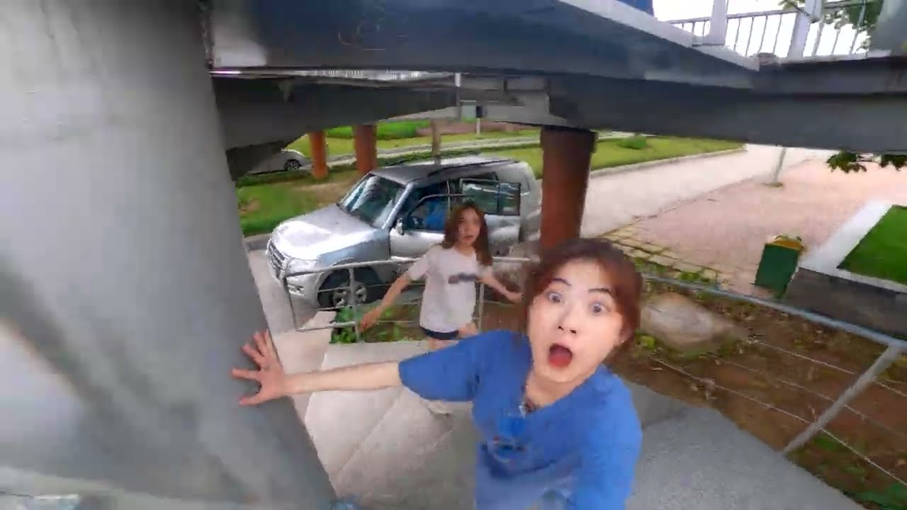ESCAPING ANGRY GIRL AND HER FRIENDS (Epic Parkour Chase)
