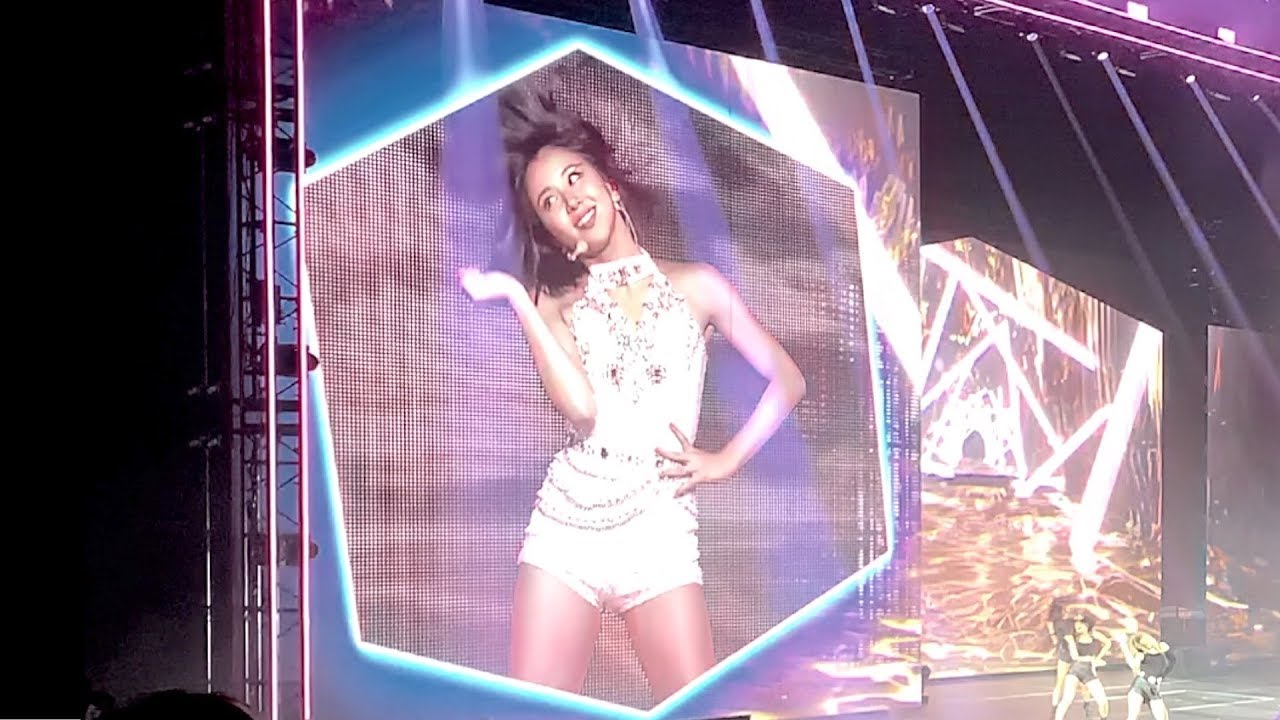 TWICE - BORN THIS WAY | Twicelights Chicago Concert! (REVISED)