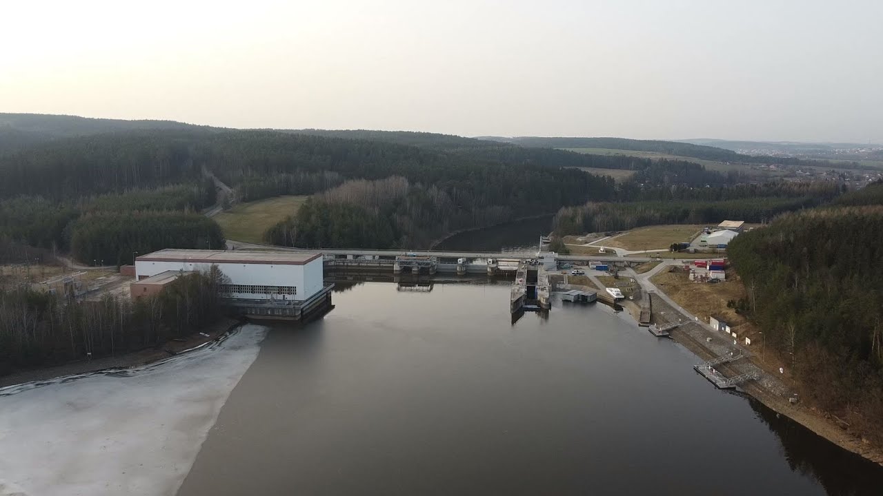 Pohled z dronu na Hněvkovice (jez a přehrada)