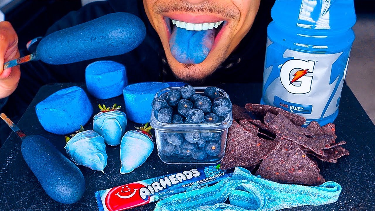 ASMR EATING BLUE FOOD CORN DOG FRUIT BLUEBERRIES STRAWBERRIES CHIPS CANDY MUKBANG JERRY NO TALKING