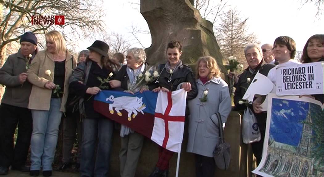 Richard III Supporters in Leicester Link Arms Around King's Statue