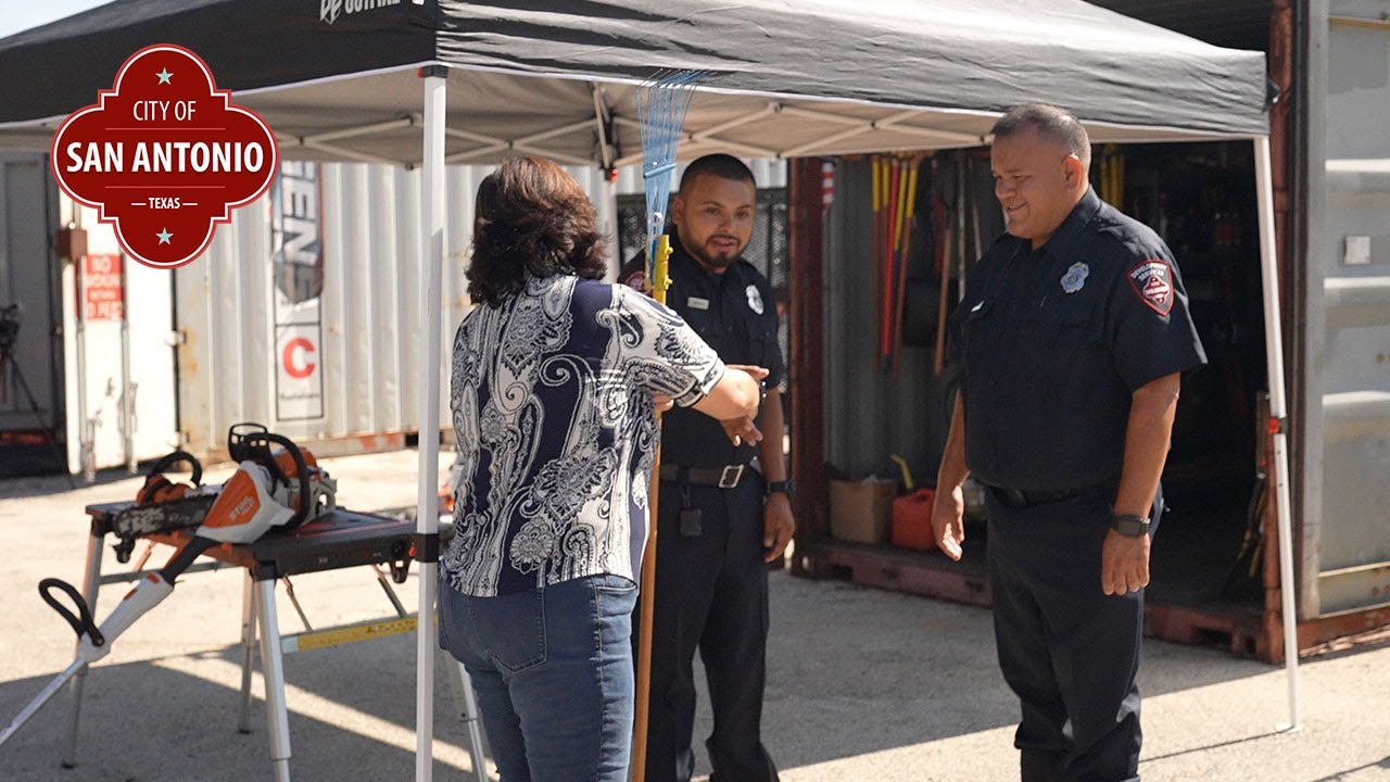 В центре внимания сотрудников: сотрудники по обеспечению соблюдения кодекса Оскар и Эстебан