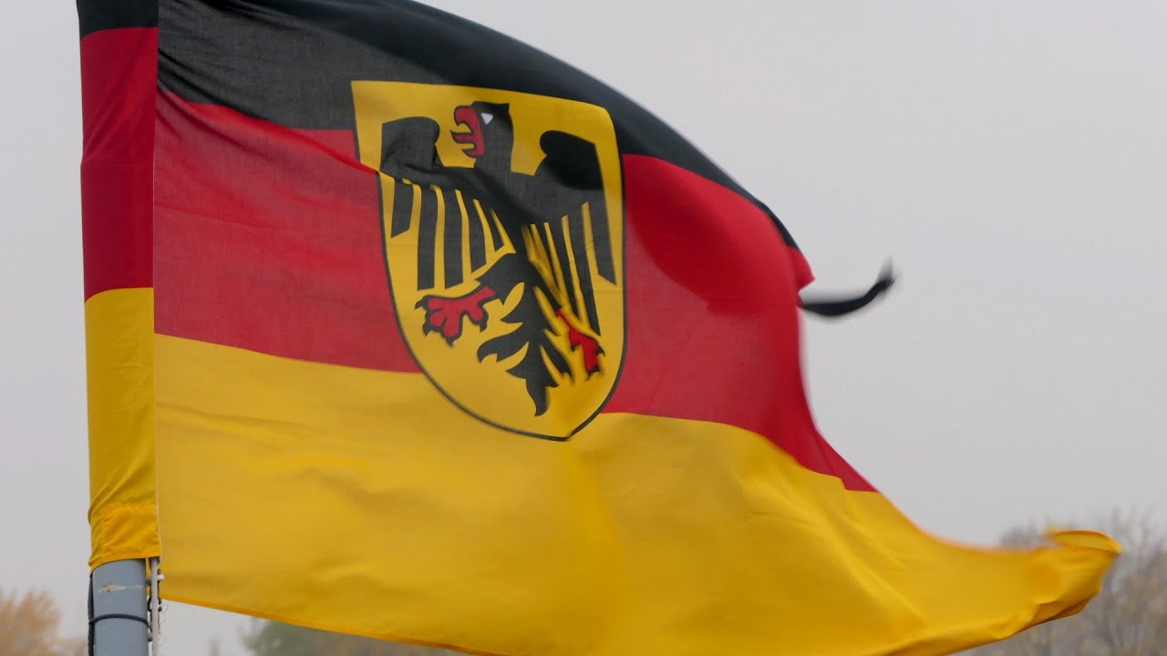 7./Wachbataillon hisst die Flaggen um