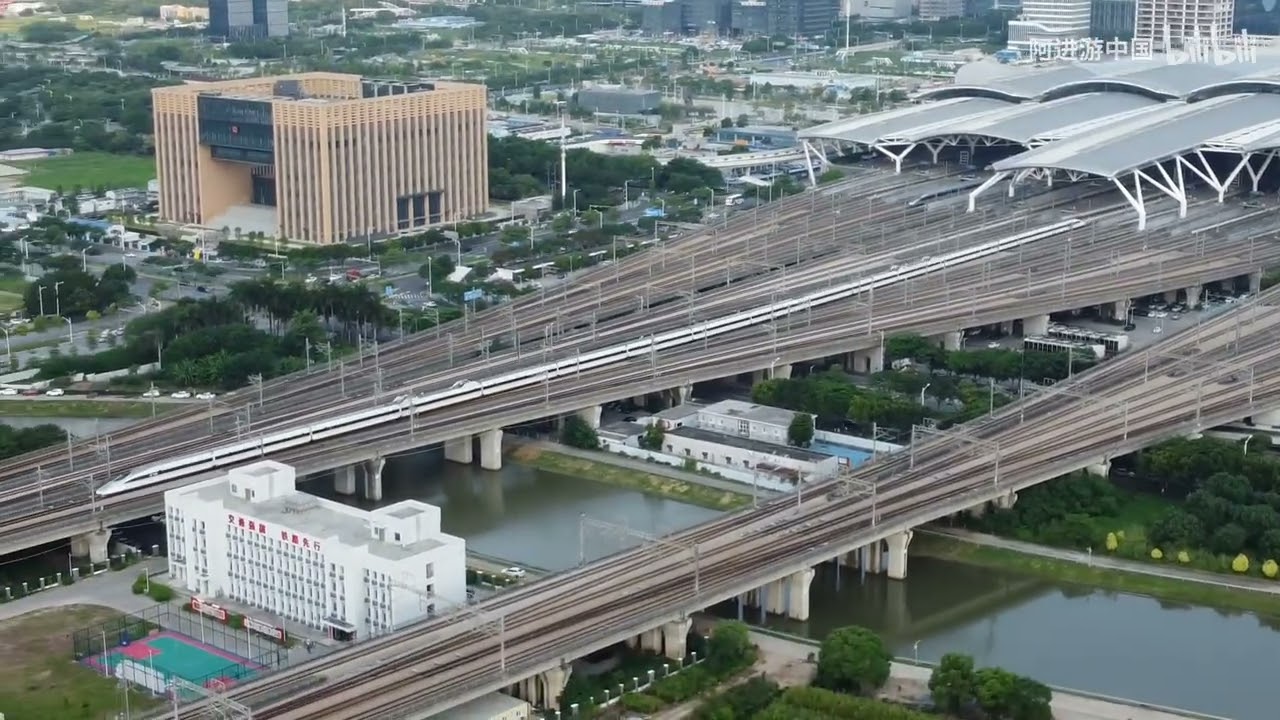廣東省廣州市，實拍高鐵一趟接一趟進入廣州南站，現場太震撼了！