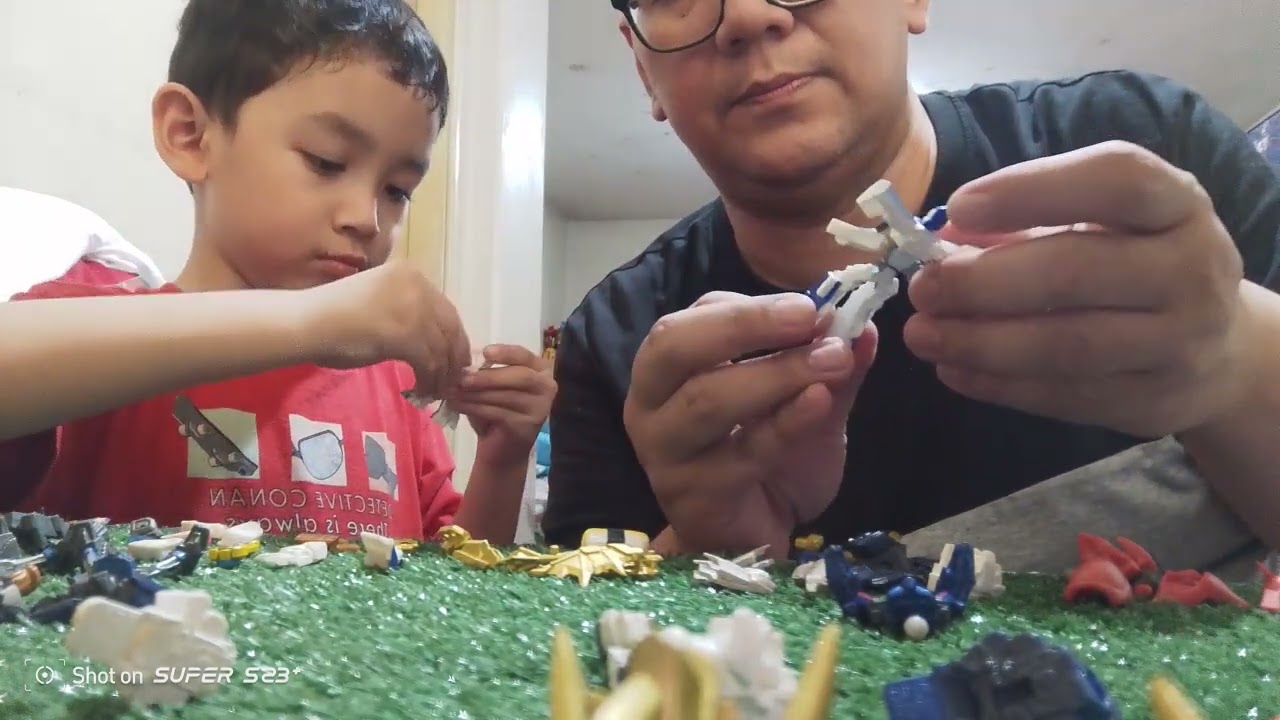 Rich and daddy playing robot gashapons