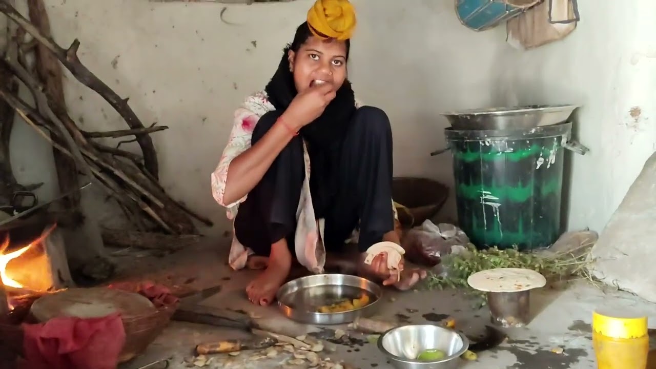 खाना बना रही हूं l सुबह सुबह से बहुत भूख लगती हैं #poortiprajapativlog 