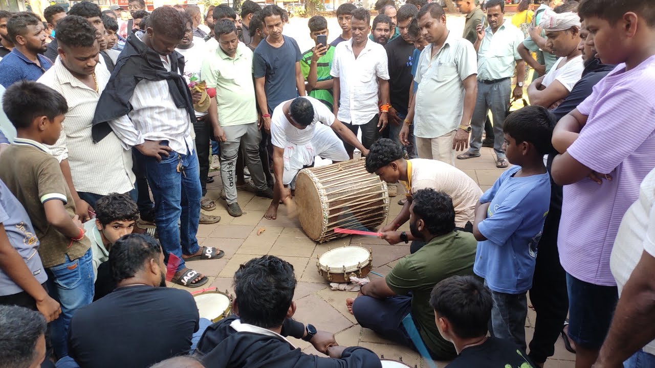 DHOL SOUNDS ENERGIZING CROWD AT AZAD MAIDAN PROTEST