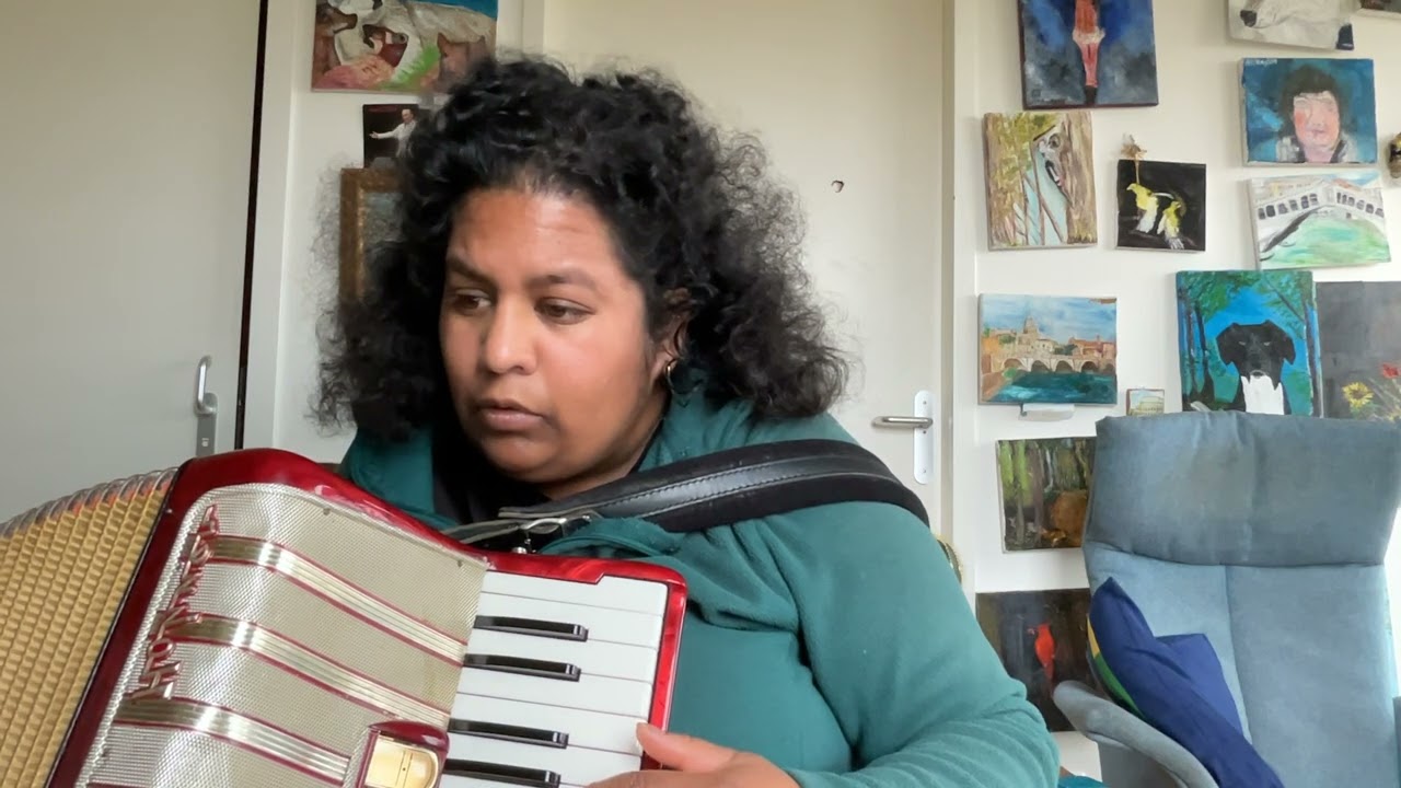 Miranda Suspisious minds up accordion of Elvis Presley his song 