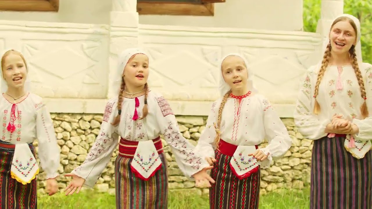 Ansamblul folcloric Crăițele - La fântâna cu uluc | conducător artistic Marin Ganciu