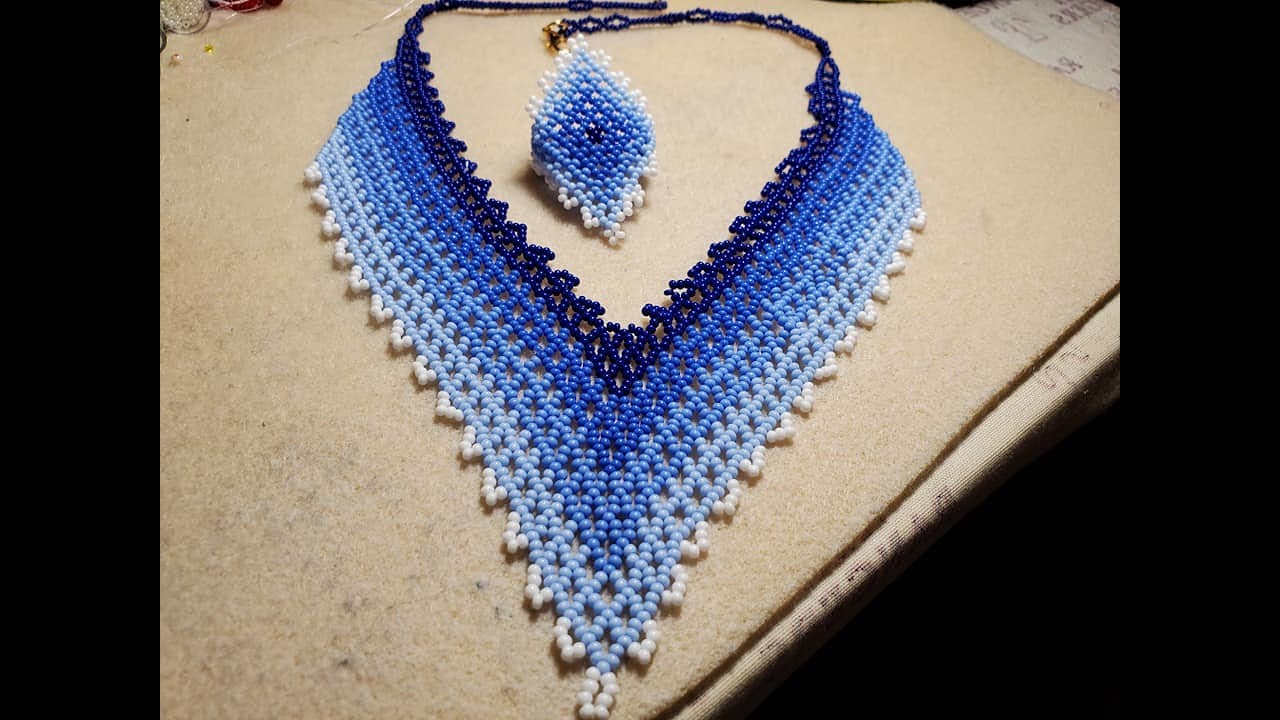 Collar en V con chaquiras