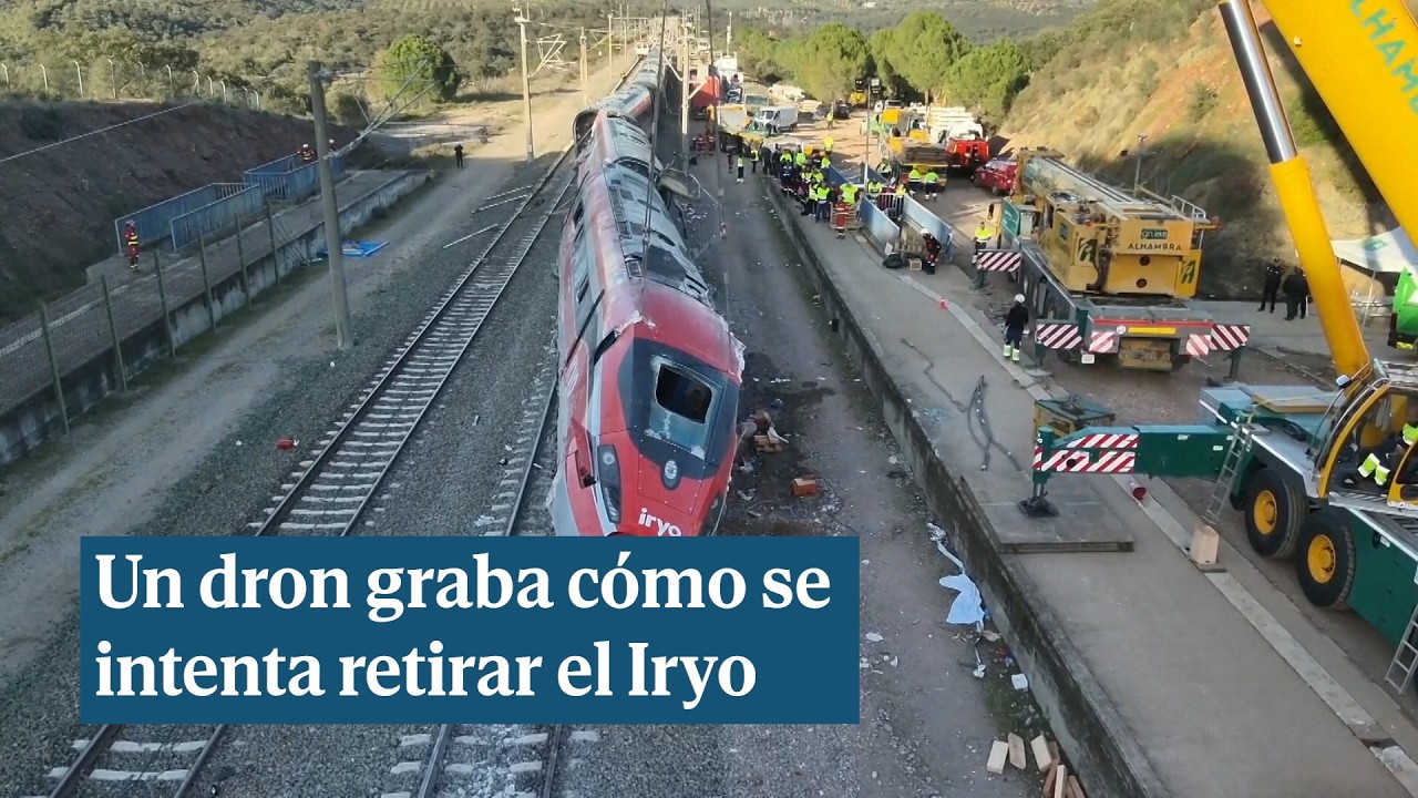Un dron graba cómo se intenta retirar el Iryo que descarriló en el accidente de tren en Adamuz