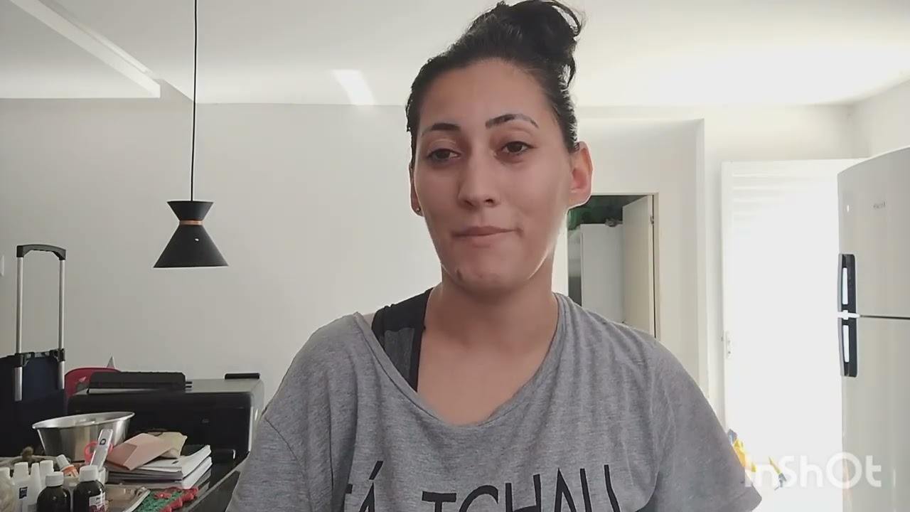 Faxina pesada no quarto, muiiiito mofo nas paredes e no guarda-roupa.....