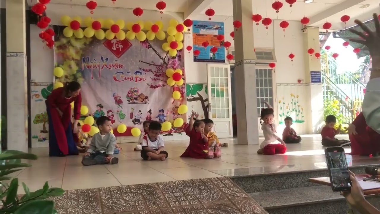 Văn nghệ hội xuân của các em lớp nhà trẻ năm Bính Ngọ 