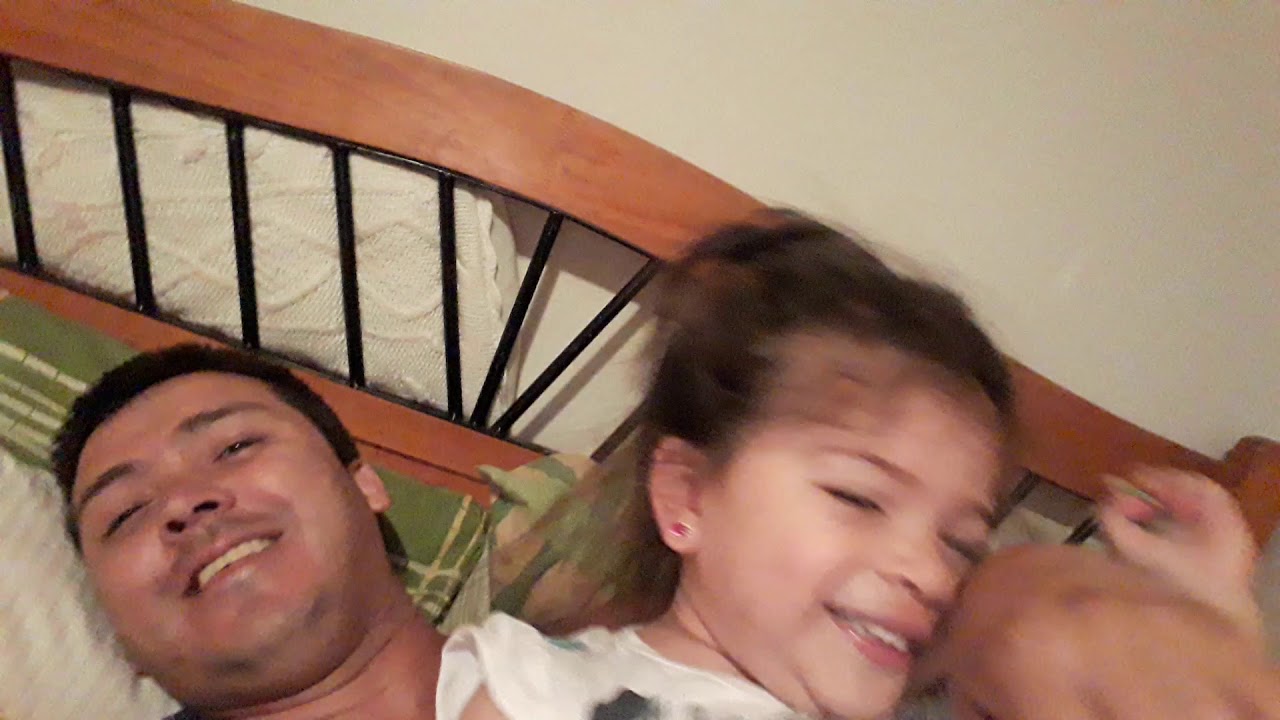 Sabrina y papa jugando a las cosquillas