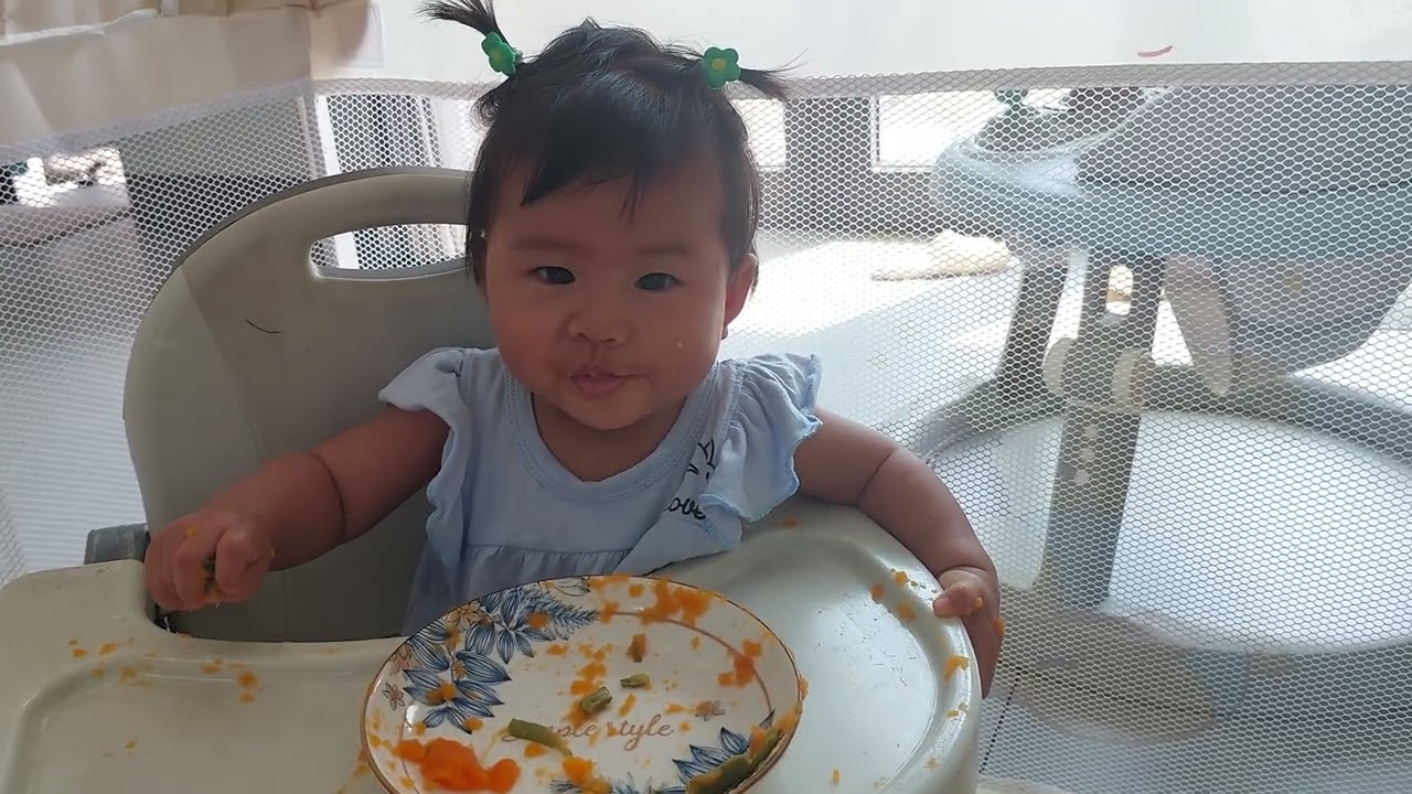 Bé tập ăn rau củ. Mẹ cho bé tập ăn bốc. #baby eat lunch