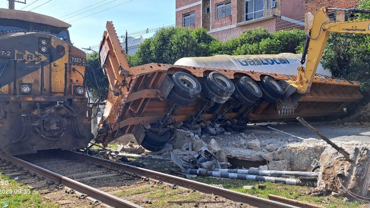 GRAVÍSSIMO ACIDENTE ENVOLVENDO CARRETA E TREM EM PASSAGEM DE NÍVEL EM PARAIBA DO SUL RJ 