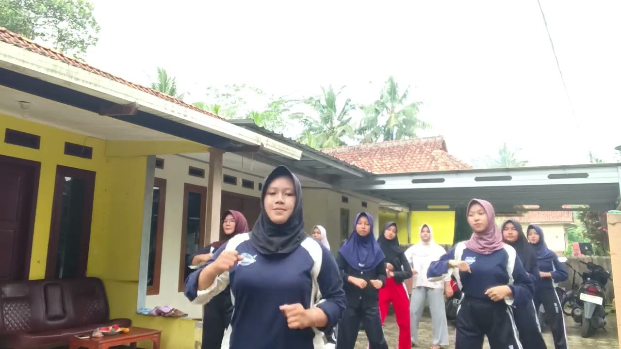 Senam aerobik kelompok 3, X TKJ. 
