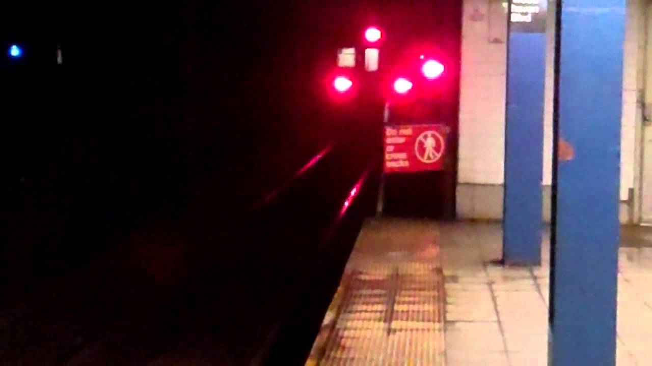 MTA IND QBL: Mnhtn bound R160A-1 (M) train departing Wdhvn Blvd
