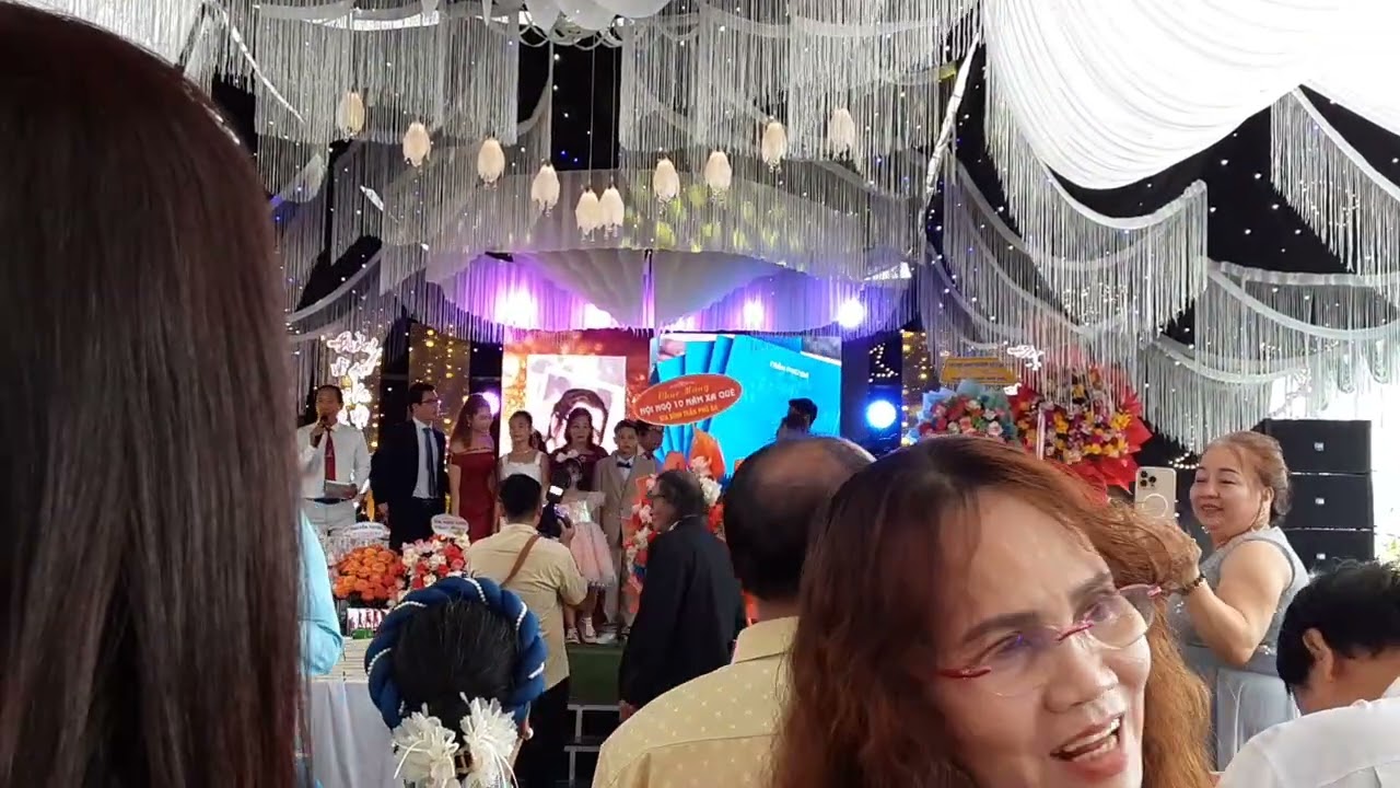 Tặng hoa cho gia đình Nhà thơ Trần Phú Đa nhân dịp ra mắt tập thơ BỤI THỜI GIAN & THƠ CHẠM PHÍM ĐÀN 