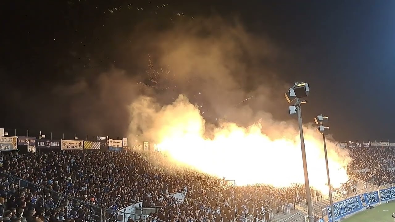 TSV 1860 München - Arminia Bielefeld Pyroshow der Löwenfans in der Westkurve (21.02.2025)