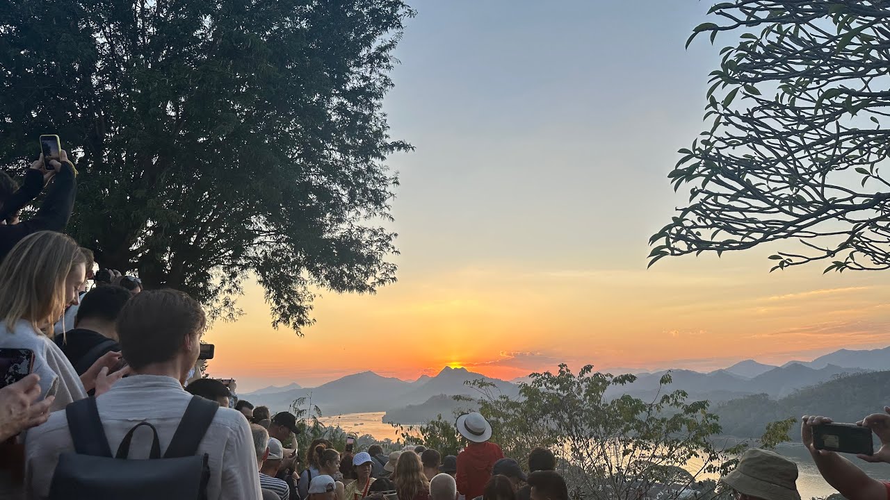 ຊົມຕາເວັນຕົກດິນຢູ່ຈອມພູສີ ຫລວງພະບາງ#ชมพระอาทิตย์ตกดิน ที่จอมภูสี หลวงพระบาง