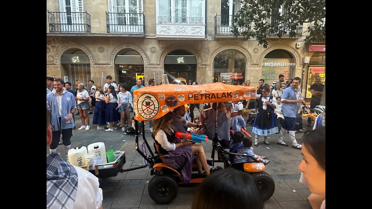 Kalejira de blusa y neskak fiestas de blanca vitoria gasteiz españa