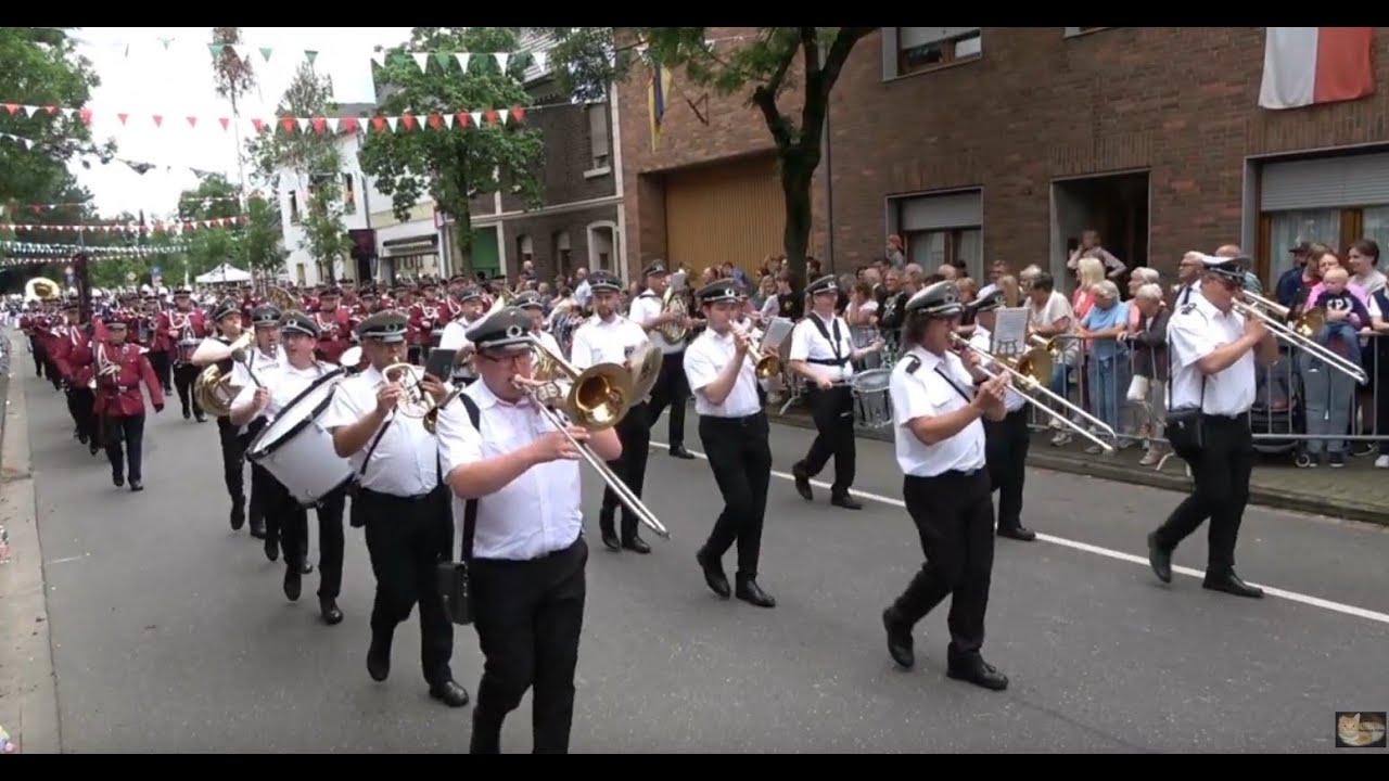 Schützenfest 2024 in Büttgen: Den Paradeplatz räumen und gleichzeitig der Aufmarsch zur Parade.