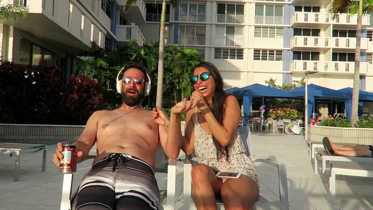 GRINGOS TENTANDO CANTAR EM PORTUGUÊS