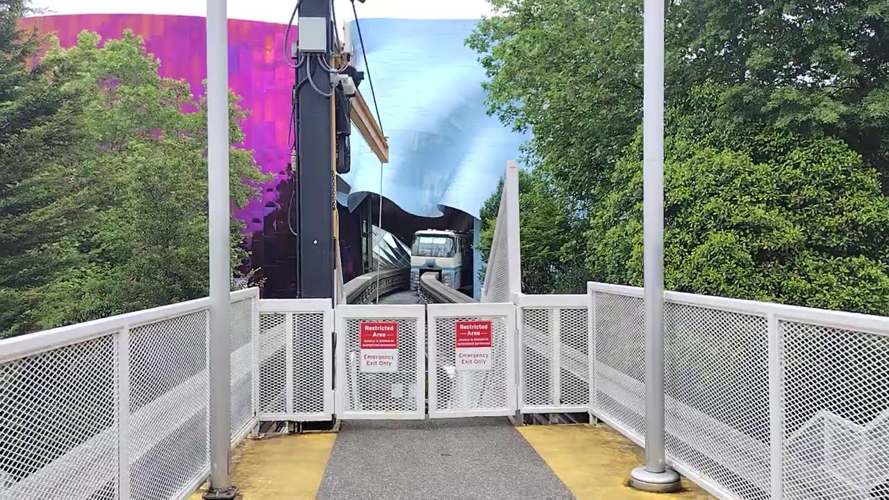 2025年6月21日。シアトルモノレールSeattle Center駅に列車が到着