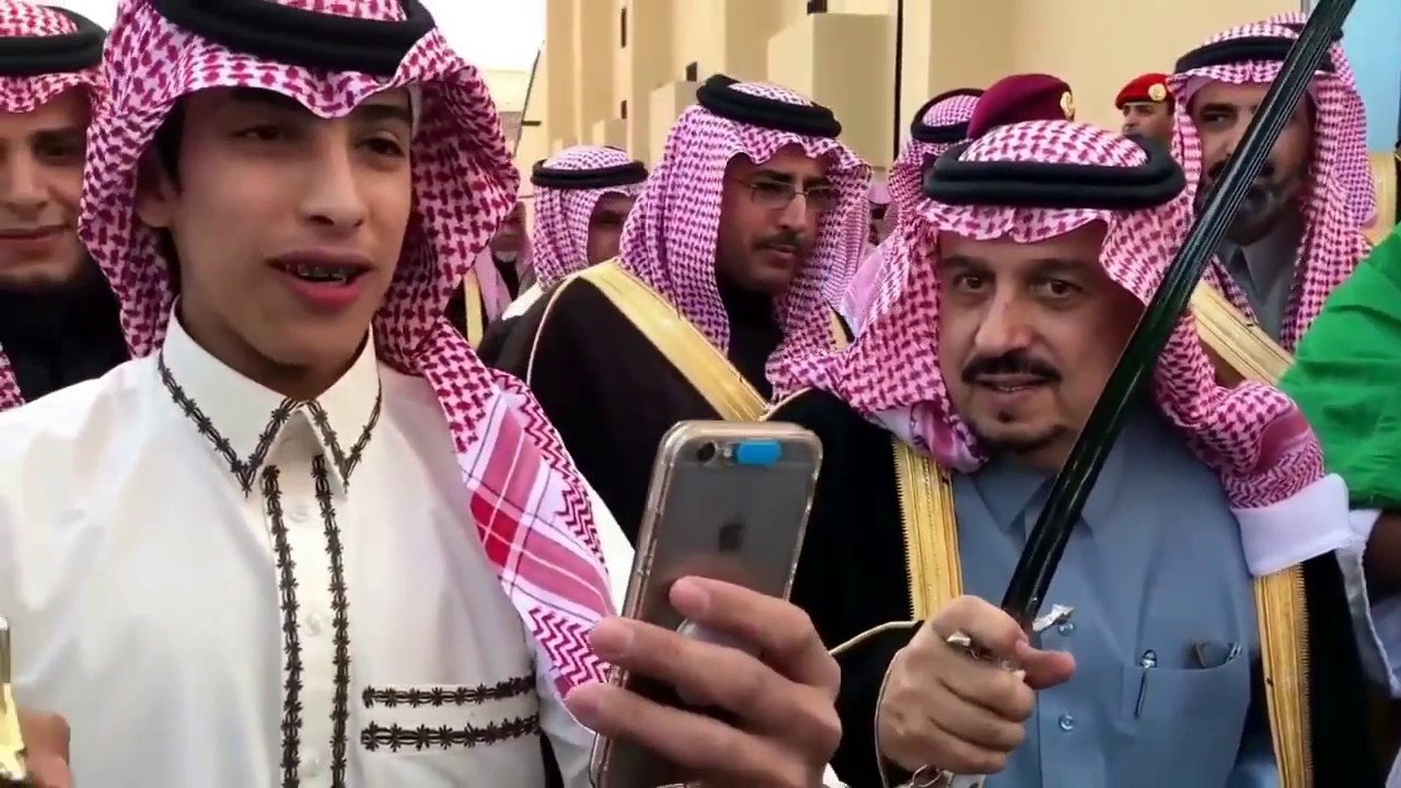 امير الرياض مع شاب طلب التصوير أثناء زيارة  الزلفي - تواضع وموقف طريف