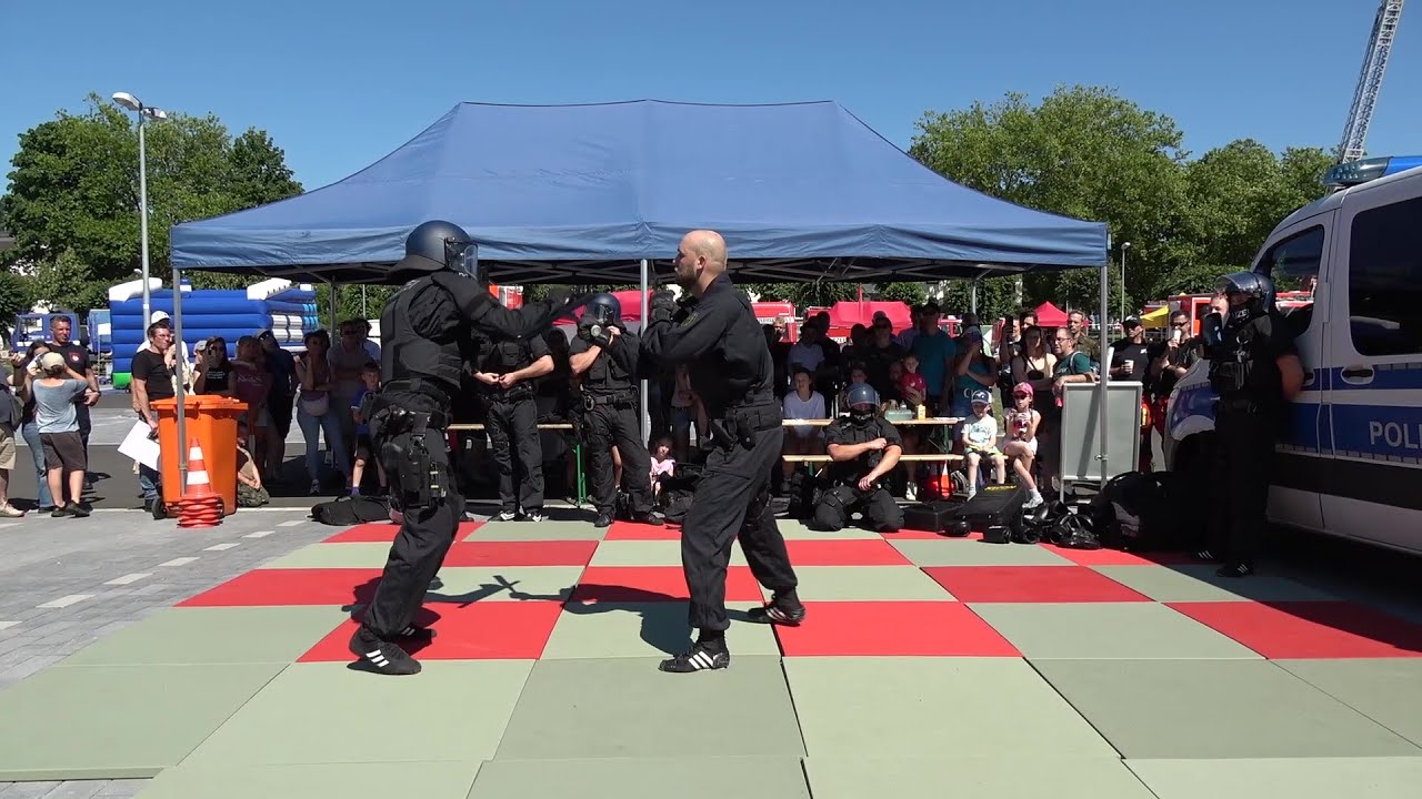 Vorfühung Eingriffstechniken der Bundespolizei beim Tag der Bundeswehr in Köln-Wahn am 29.06.25