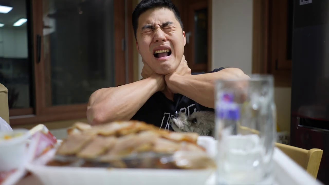 족발먹다가 울부짖는남자