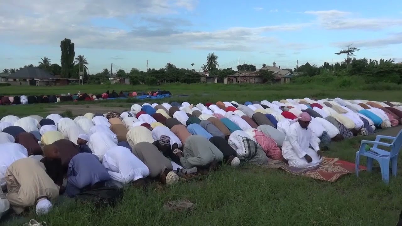 SWALA YA IDD EL FITR ILIVYOSWALIWA LEO NA MAMIA YA WAISLAMU VIWANJA VYA MABIBO RELINI DAR