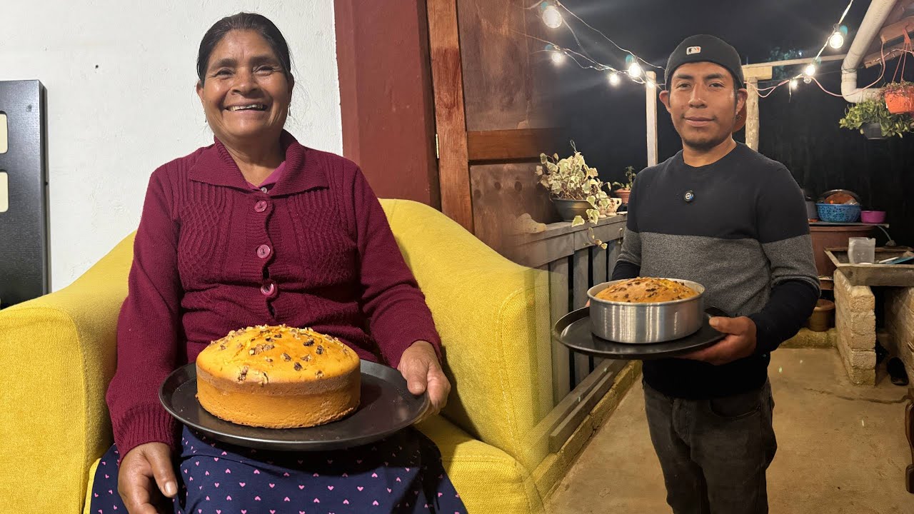 Mi esposo le prepara un panqué de nuez a mi mamá para animarla