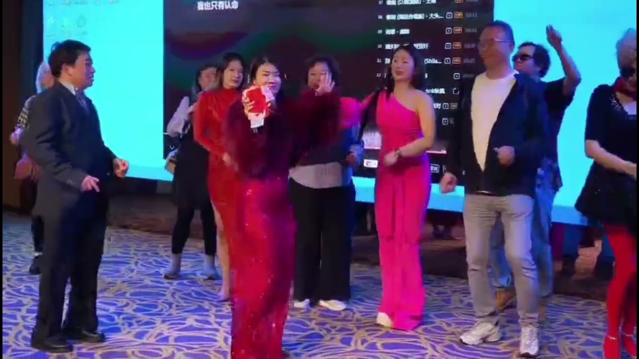 香港三公主中山演出花絮💃🏻现场气氛达到了高潮，感谢大家的捧场👏🏻以后有这样的机会希望大家踊跃报名参加🎉🎉🎊🎊🎶🎶🌈🌈