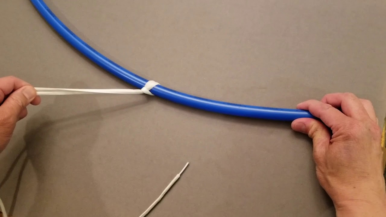 Locking double cow hitch